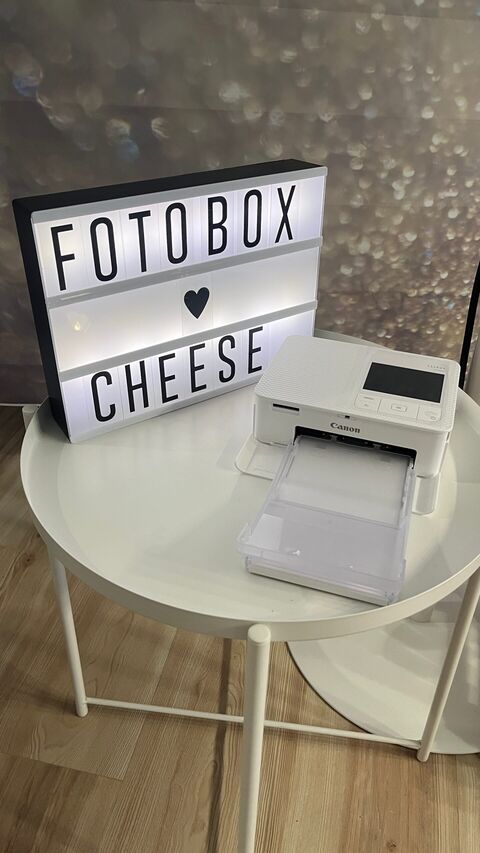 Sofortdrucker neben Fotobox-Leuchtschild